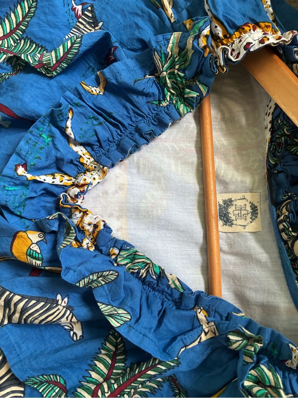 JAMES Ascher Blue Ruffle V-Neck Sleeveless Top - Tropical Print size: medium - Picture 9 of 11